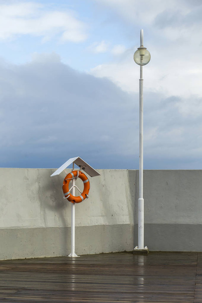 Lanterna única e bóia salva-vidas
  - Foto, Imagem