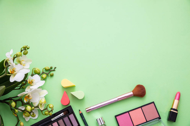 Maquiller des cosmétiques naturels sur fond de couleur verte
 - Photo, image