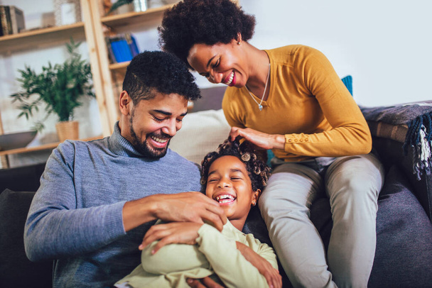 Щасливі афро-американських сім'ї веселяться вдома. - Фото, зображення