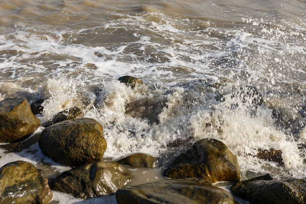 olas golpeando la orilla del mar - Foto, imagen