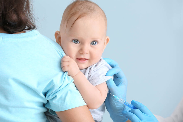 Kinderarts vaccineren kleine baby in kliniek - Foto, afbeelding