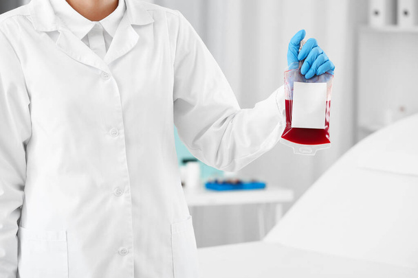 Vrouwelijke arts met bloedverpakking in het ziekenhuis - Foto, afbeelding