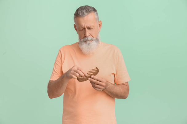 Hombre mayor con problemas de pérdida de cabello en el fondo del color
 - Foto, Imagen