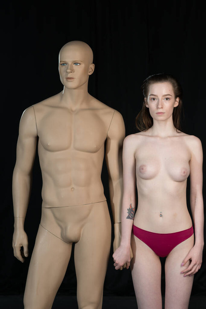 fille se tient avec mannequin en studio
 - Photo, image