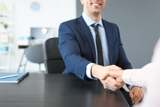 Gerente de recursos humanos estrechando la mano con el solicitante después de una entrevista exitosa - Foto, imagen
