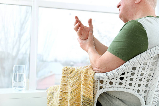 Oudere man lijdt aan Parkinson syndroom in kliniek - Foto, afbeelding
