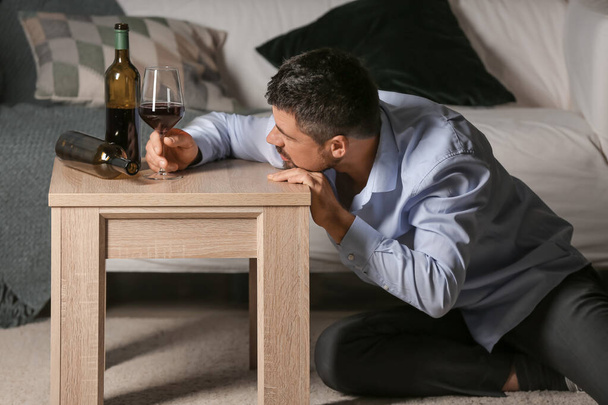 Пьяный взрослый мужчина дома. Концепция алкоголизма
 - Фото, изображение