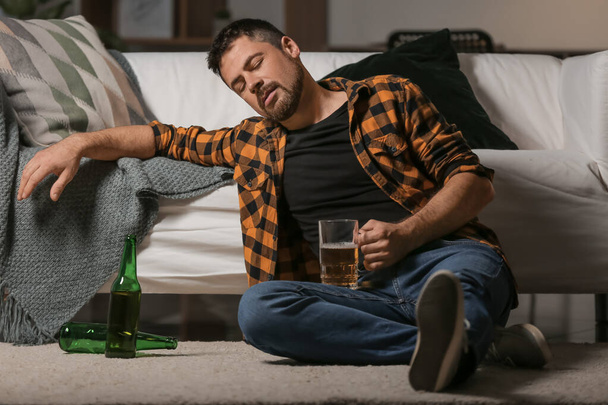 Ώριμος άντρας πίνει μπύρα στο σπίτι. Έννοια του αλκοολισμού - Φωτογραφία, εικόνα