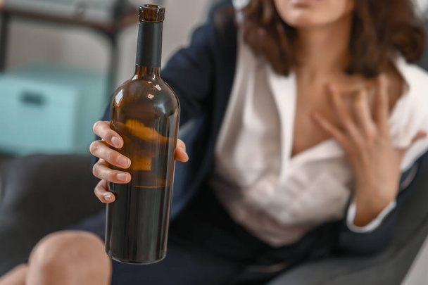 Γυναίκα πίνει κρασί στο σπίτι. Έννοια του αλκοολισμού - Φωτογραφία, εικόνα