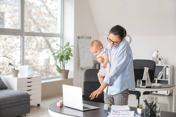 Робоча мати зі своєю дитиною в офісі
 - Фото, зображення