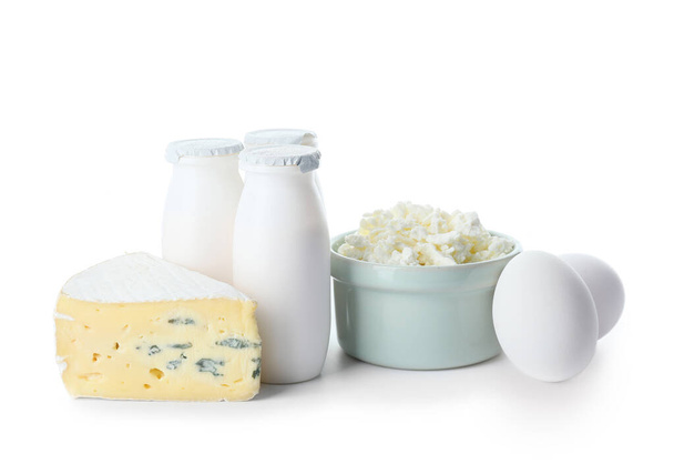 Beyaz arka planda farklı süt ürünleri - Fotoğraf, Görsel