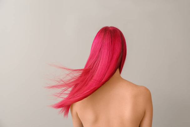 Gyönyörű fiatal nő szokatlan hajszín a fény háttér - Fotó, kép