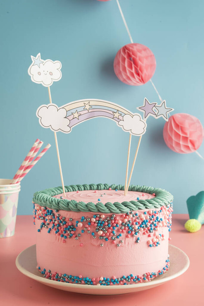 birthday cake for boys and girls with glasses and paper straws - Foto, afbeelding