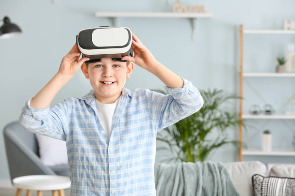 Little boy with virtual reality glasses at home - Foto, imagen