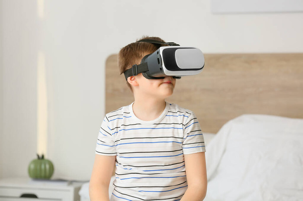 Mały chłopiec w okularach wirtualnej rzeczywistości w sypialni - Zdjęcie, obraz