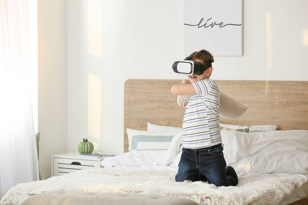 Mały chłopiec w okularach wirtualnej rzeczywistości w sypialni - Zdjęcie, obraz