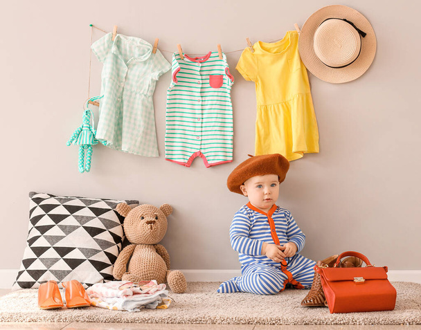 Lindo bebé con ropa elegante y accesorios en casa
 - Foto, Imagen
