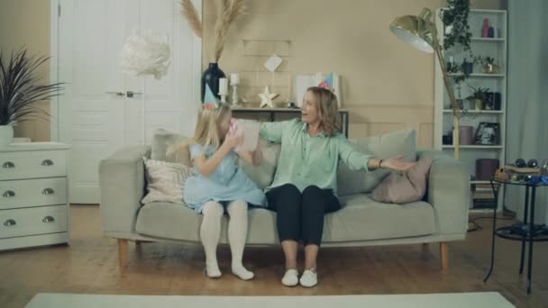 Nieta está felicitando a su abuela con un regalo
 - Imágenes, Vídeo