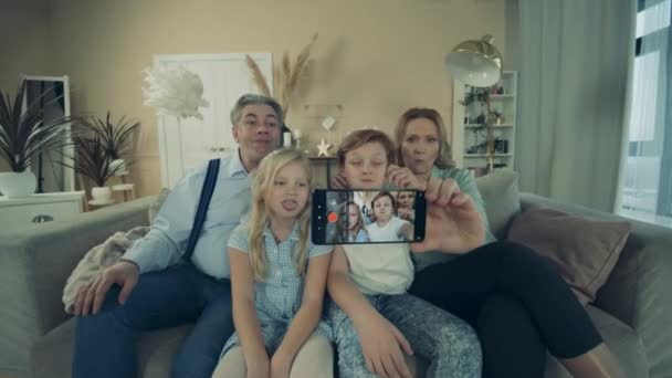 Grandparents and kids are fooling around while taking a selfie - Πλάνα, βίντεο