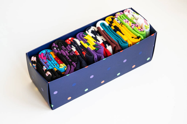 Αρκετές πολύχρωμες βαμβακερές κάλτσες τυλίγονται σε κουτί - Φωτογραφία, εικόνα