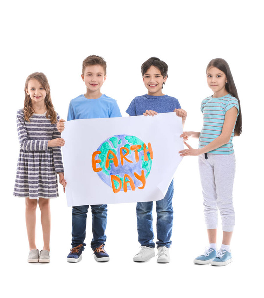 Małe dzieci z rysunkiem na białym tle. Obchody Dnia Ziemi - Zdjęcie, obraz