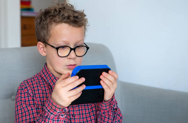 child boy playing video game - Fotoğraf, Görsel