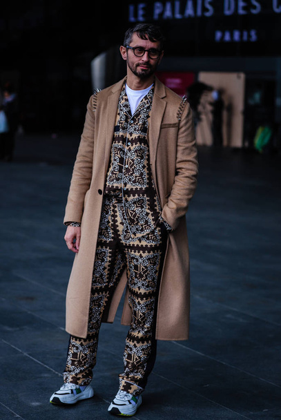 Street Style, Fall Winter 2019, Paris Fashion Week, France - 04  - Foto, Imagen