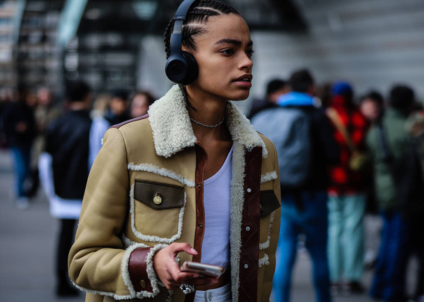 Street Style, Fall Winter 2019, Paris Fashion Week, France - 04  - Foto, immagini