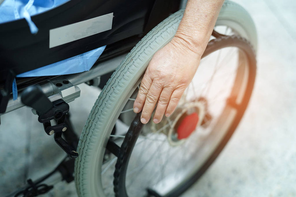 Asiática senior o anciana anciana mujer paciente en silla de ruedas eléctrica con control remoto en enfermería hospital sala: sano fuerte concepto médico
  - Foto, Imagen