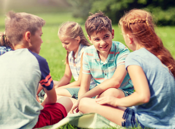 group of happy kids or friends outdoors - Foto, Bild