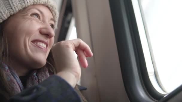Een vrouw zwaait met haar hand bij het afscheid van de trein - Video