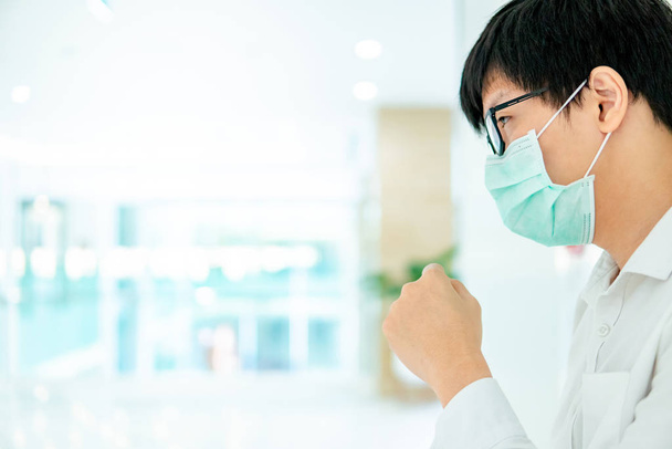 Masculino Asiático paciente tosse no hospital
 - Foto, Imagem