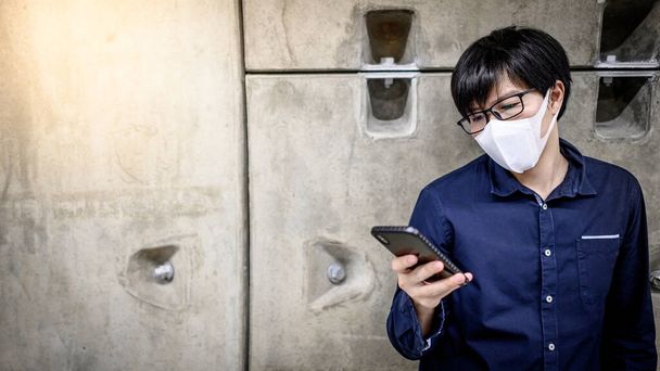 Asiatique homme portant masque en utilisant téléphone dans le métro
 - Photo, image