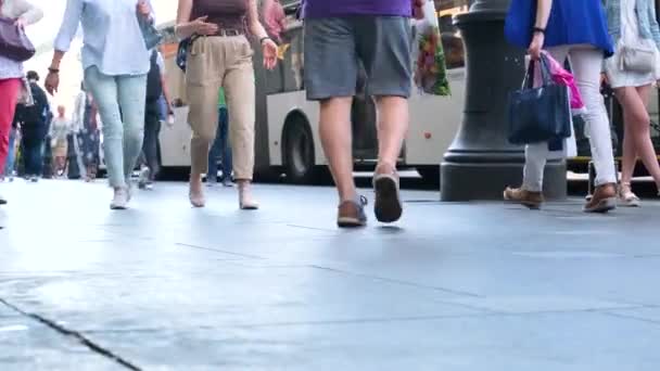 Summer City caddesinde yürüyen insanların bacakları. Tanınmayacak kadar kalabalık yaklaşıyor. Şehir sakinleri ve turistler. Arkaplandaki otobüs 45 'lik görüntü - Video, Çekim