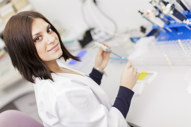 Young woman in the medical laboratory - Foto, Bild