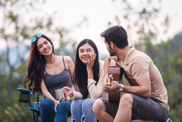 hombre y dos mujeres tres personas felices juntas, picnic en bosque, - Foto, Imagen