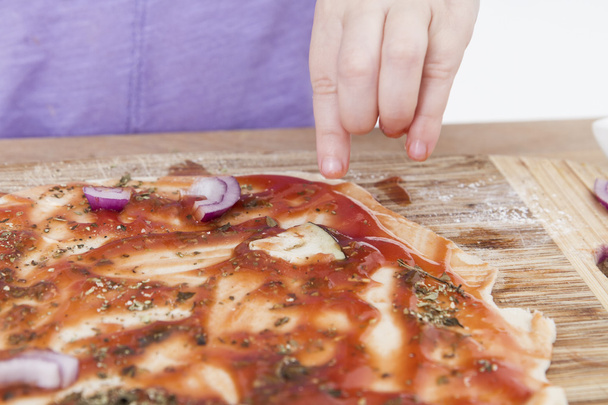 Pizza fresca hecha a mano sobre tabla de madera
 - Foto, imagen