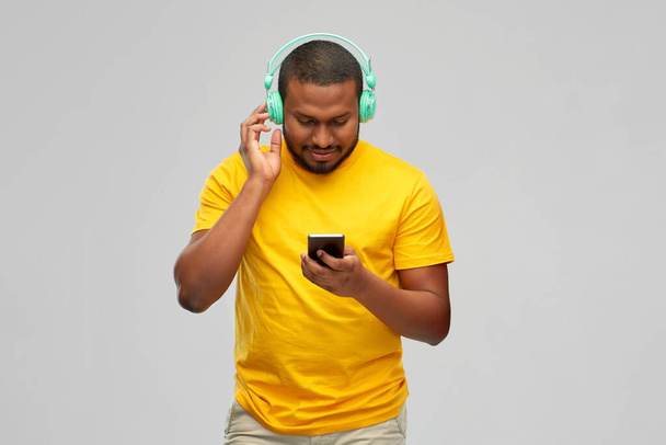 african man with headphones and smartphone - Zdjęcie, obraz