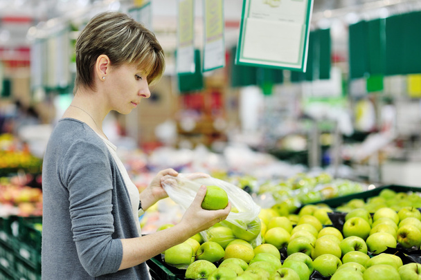 Frau wählt Apfel im Obstmarkt - Foto, Bild