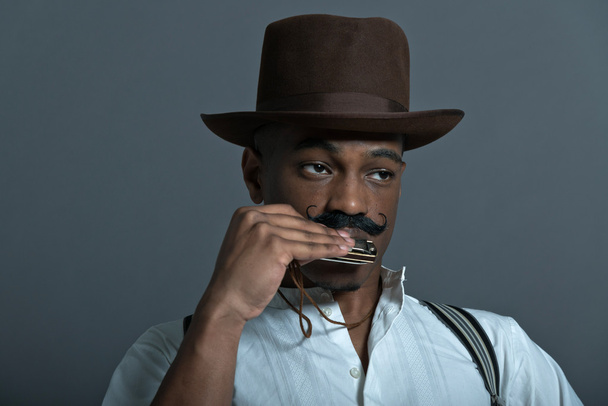 Harmonica giocare retro afro america western cowboy uomo con mus
 - Foto, immagini