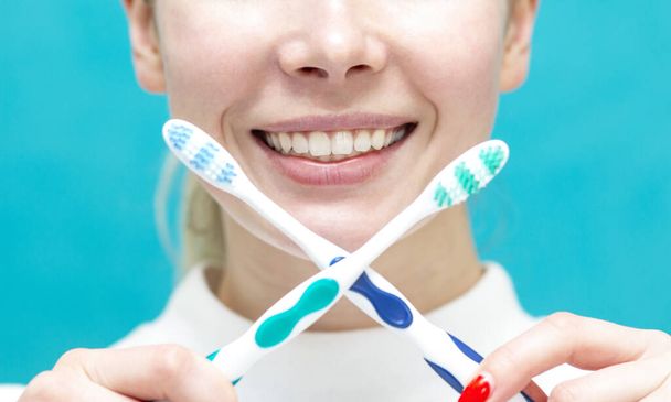 krásná dívka sevře zubní kartáček mezi zuby, close-up - Fotografie, Obrázek