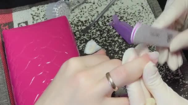 Manicure maniculeert een vrouw in haar armen. - Video