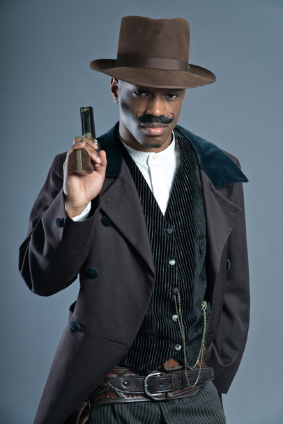 Homem cowboy ocidental retro afro-americano com bigode. Pronto para...
 - Foto, Imagem