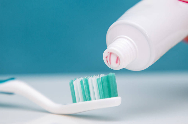 cuidados dentários, produtos de higiene oral close-up em um fundo verde claro
 - Foto, Imagem