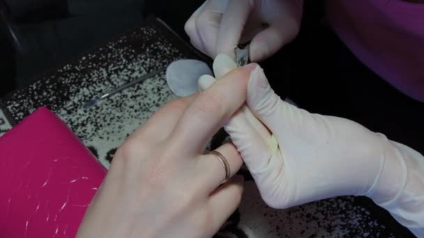 Manicure maniculeert een vrouw in haar armen. - Video