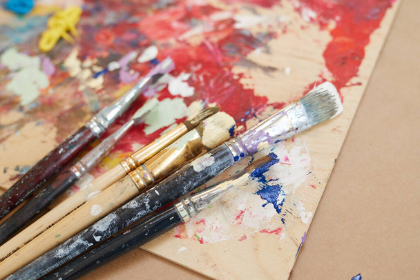 Paintbrushes with paintings - Fotoğraf, Görsel