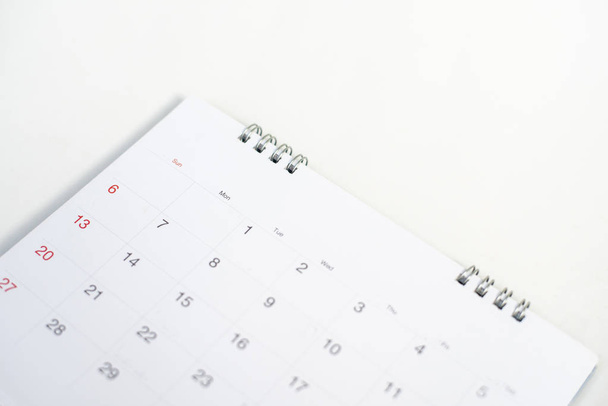 Kalenderblatt auf weißem Hintergrund. - Foto, Bild