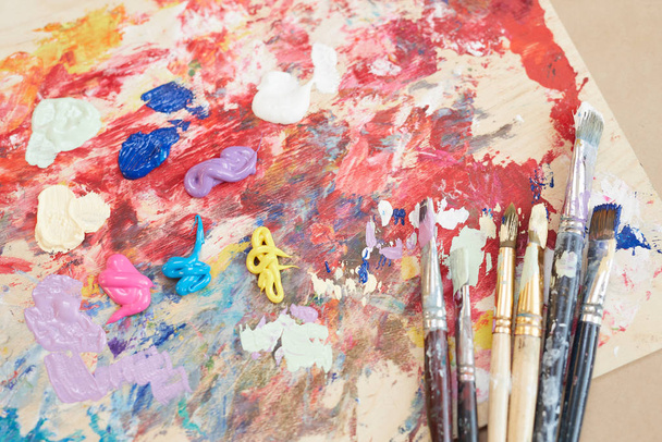 Paint palette with brushes - Fotografie, Obrázek