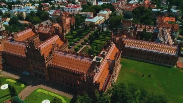 Dieses Video zeigt einen wunderschönen Blick auf den Campus der Nationalen Universität Czernowitz im ethnischen Stil. - Filmmaterial, Video
