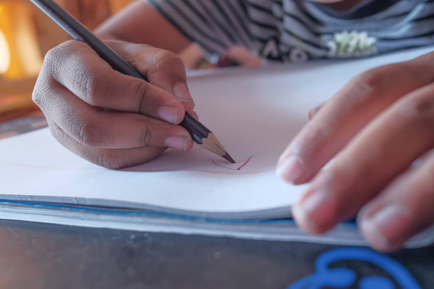 крупним планом хлопчик малює на папері з кольоровим олівцем
  - Фото, зображення